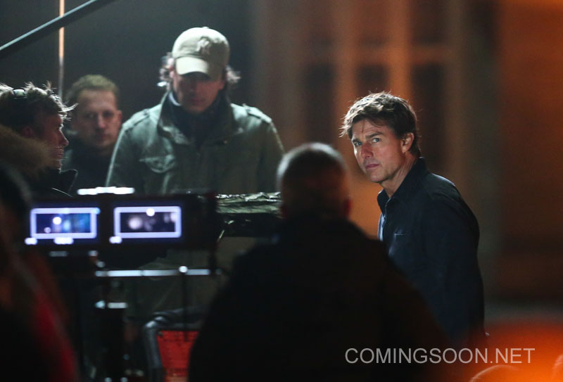 Tom Cruise aparece no set de filmagens do reboot de A Múmia