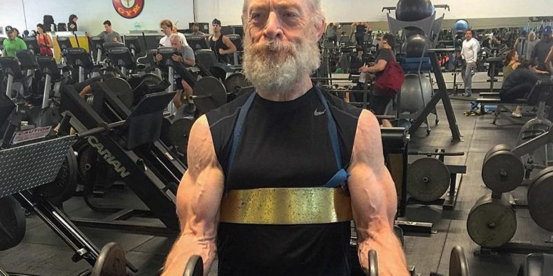 J.K.  Simmons comenta sobre seu porte físico para interpretar o Comissário Gordon