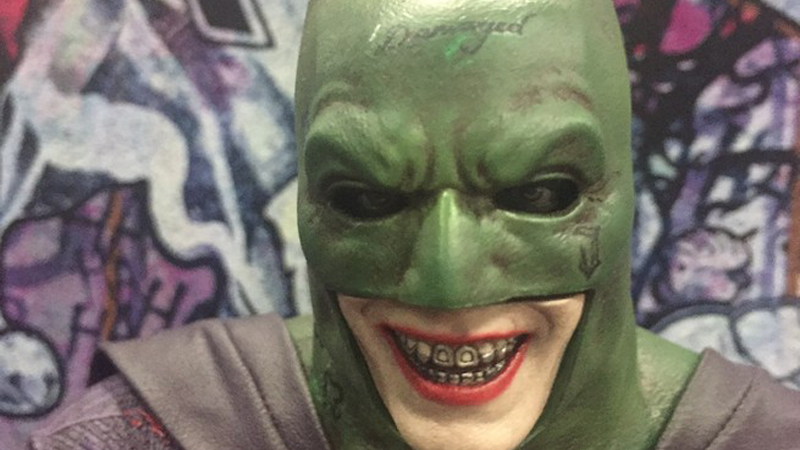 San Diego Comic-Con 2016 | Action figure do Coringa de Jared Leto vestido como o Batman de Ben Affleck pode ter dado spoiler de Esquadrão Suicida
