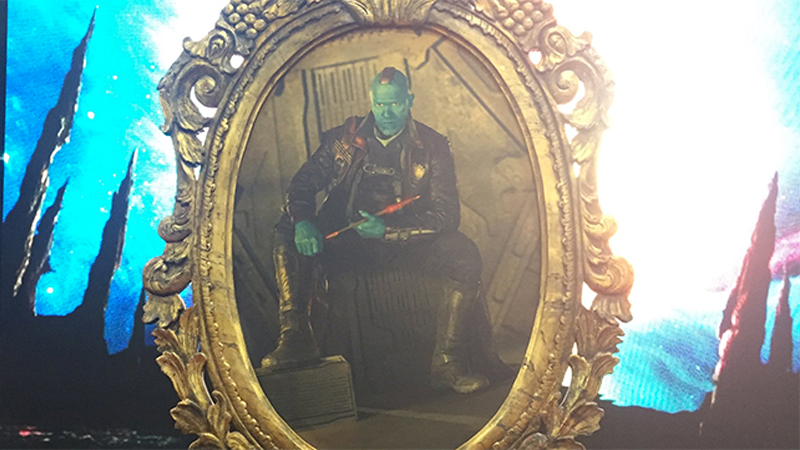 Michel Rooker aparece elegante vestido como o Yondu em imagem de Guardiões da Galáxia Vol.02
