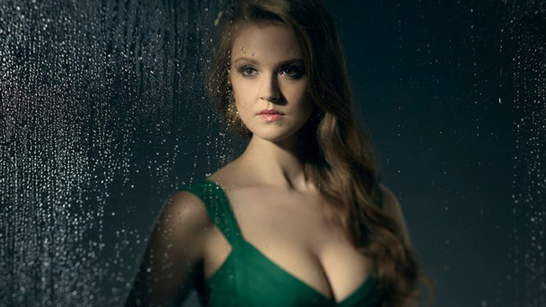 Gotham | Divulgada a primeira imagem de Maggie Geha como a Hera Venenosa