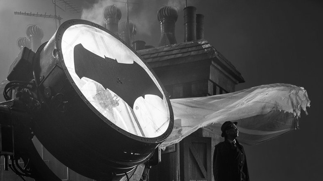 Zack Snyder posta a primeira imagem do Comissário Gordon em Liga da Justiça