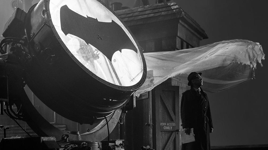 Batman | Ben Affleck fala sobre os uniformes do herói em Liga da Justiça e retorno de J.K. Simmons no filme solo