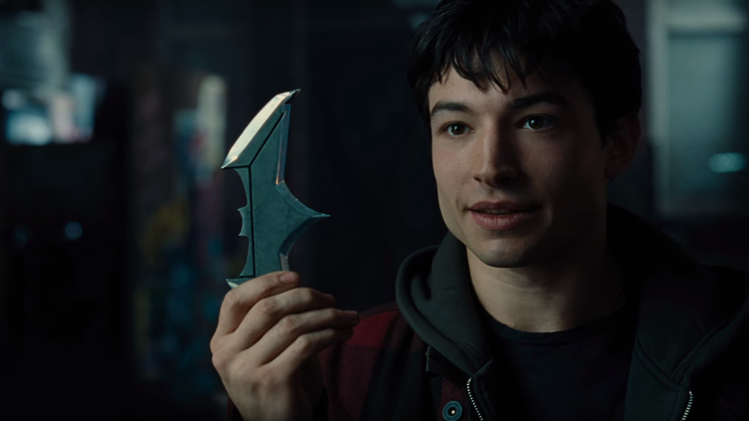 Ezra Miller fala sobre o relacionamento do Flash com o Batman em Liga da Justiça