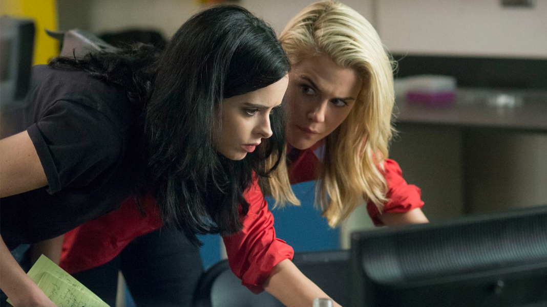 Jessica Jones e Trish Walker se reúnem em novas imagens dos bastidores de Os Defensores