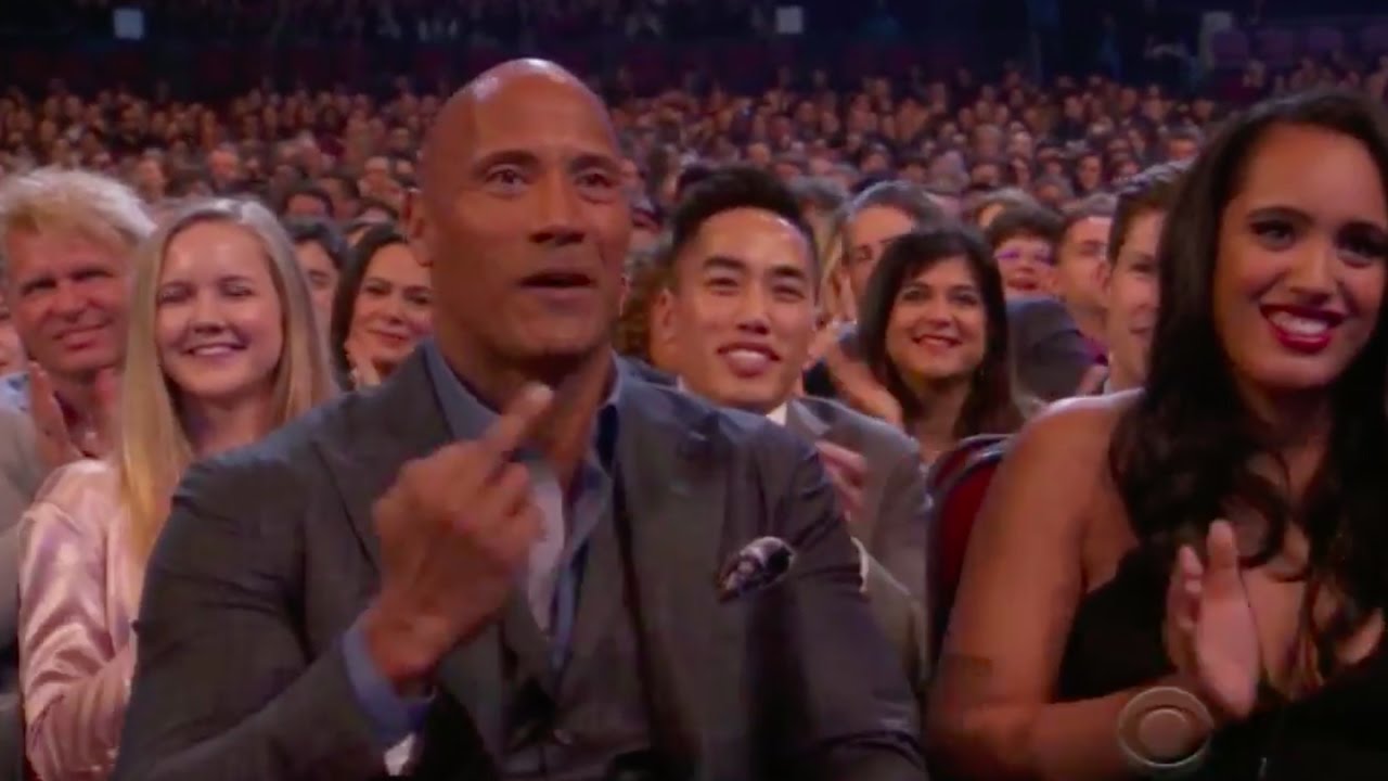 People's Choice Awards | Dwayne Johnson mostra o dedo do meio para Kevin Hart