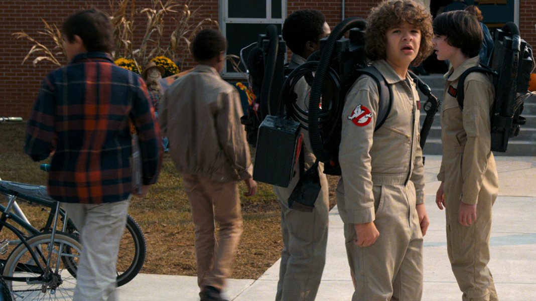 Stranger Things | As crianças estão fantasiadas de Os Caça Fantasmas na primeira imagem da 2ª Temporada