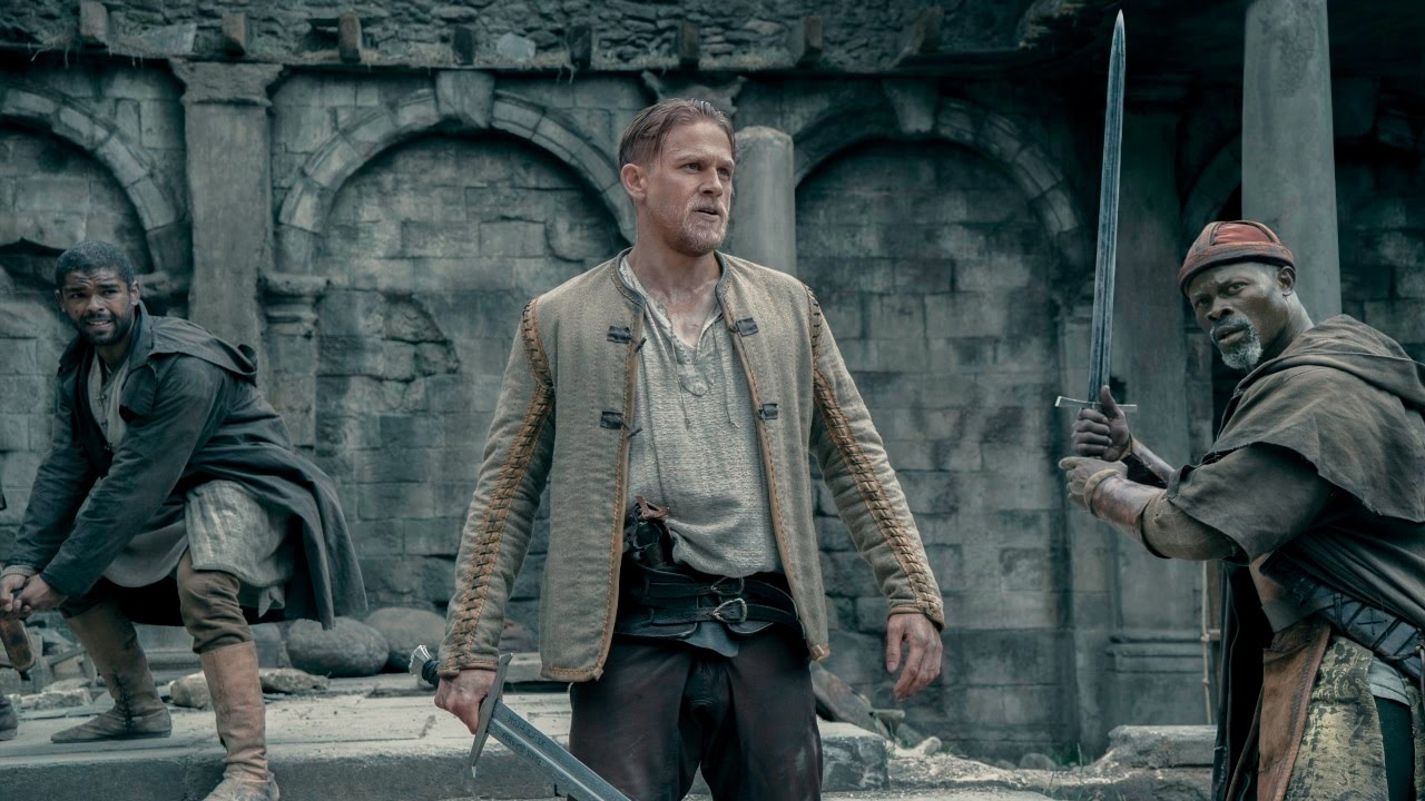 Charlie Hunnam, de Rei Arthur: A Lenda da Espada, virá ao Brasil!