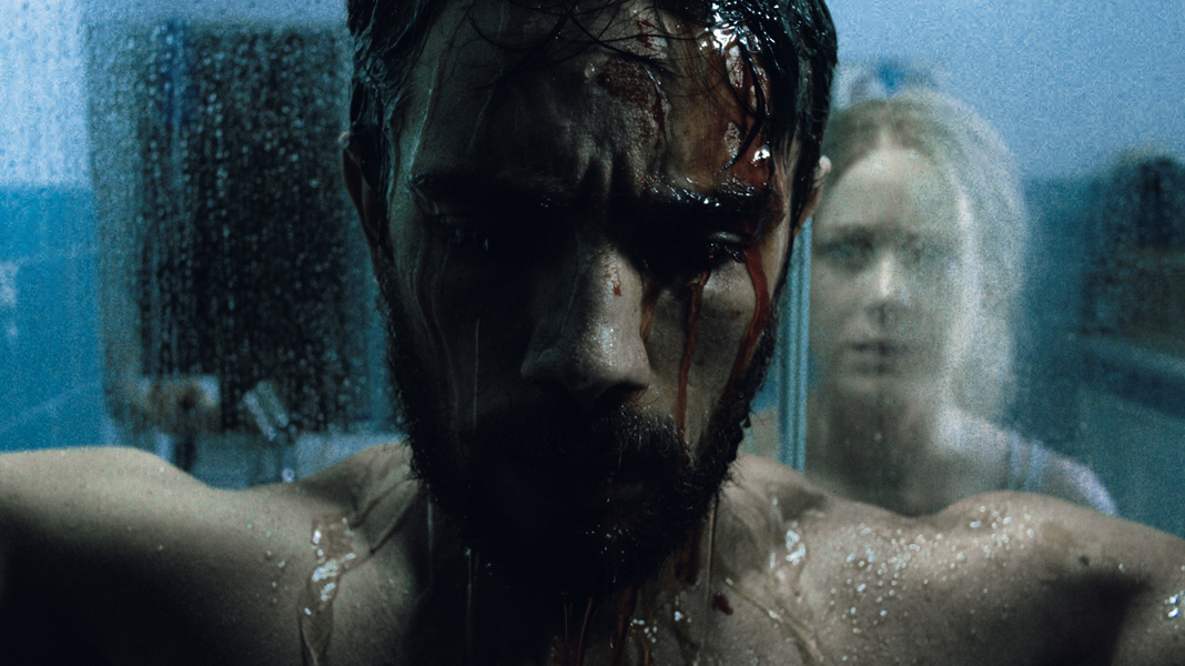 Rafael Cardoso e Alice Wegmman apresentam cena inédita do terror ‘O Rastro’ na CCXP Tour Nordeste