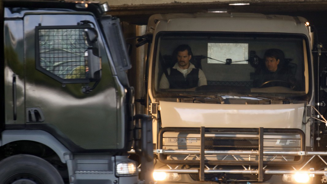 Henry Cavill e Tom Cruise são avistados no set de filmagens de Missão: Impossível 6