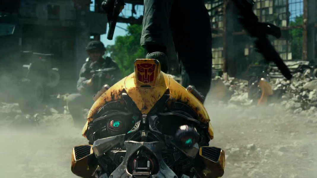 Bumblee fica despedaçado em novo trailer de Transformers: O Último Cavaleiro
