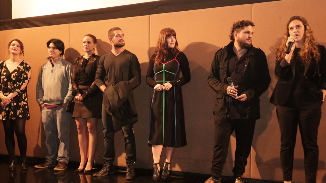 Elenco de ‘O Rastro’ recebe convidados em pré-estreia em São Paulo