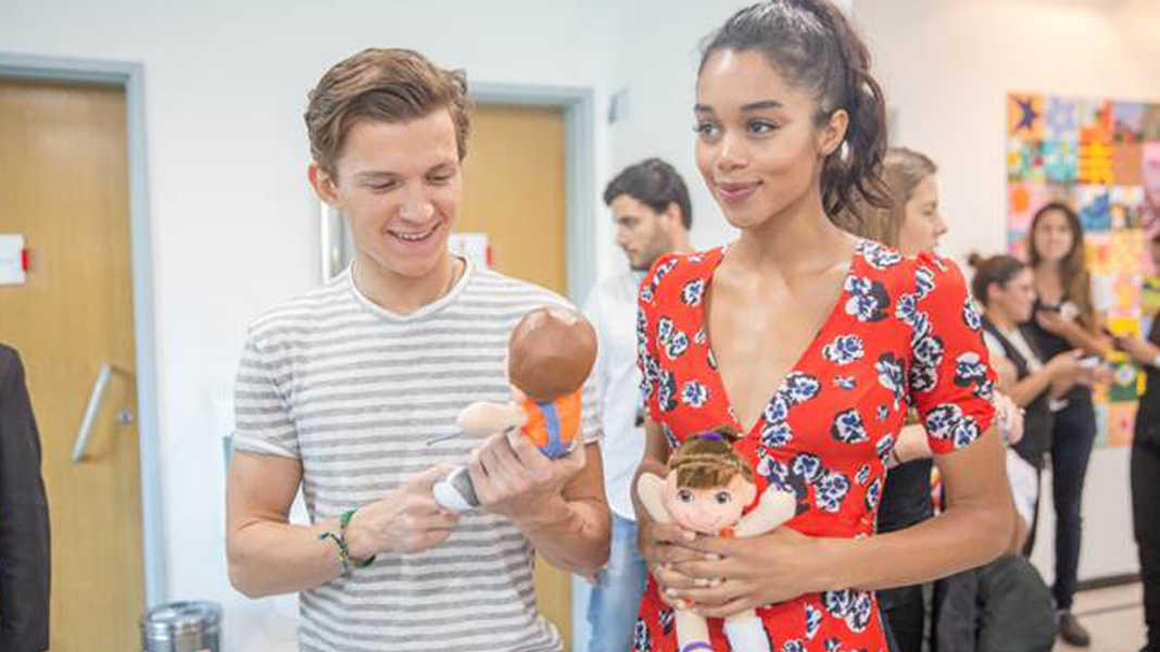 AACD recebe visita de Tom Holland e Laura Harrier