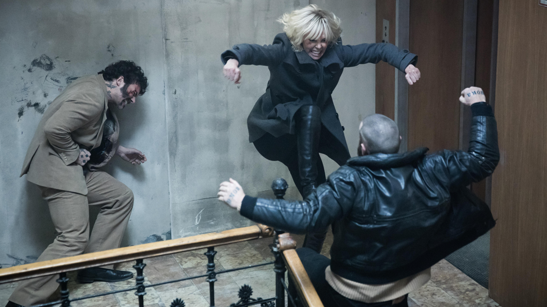 Atômica | Charlize Theron 'luta como uma garota' em novo vídeo promocional e imagens
