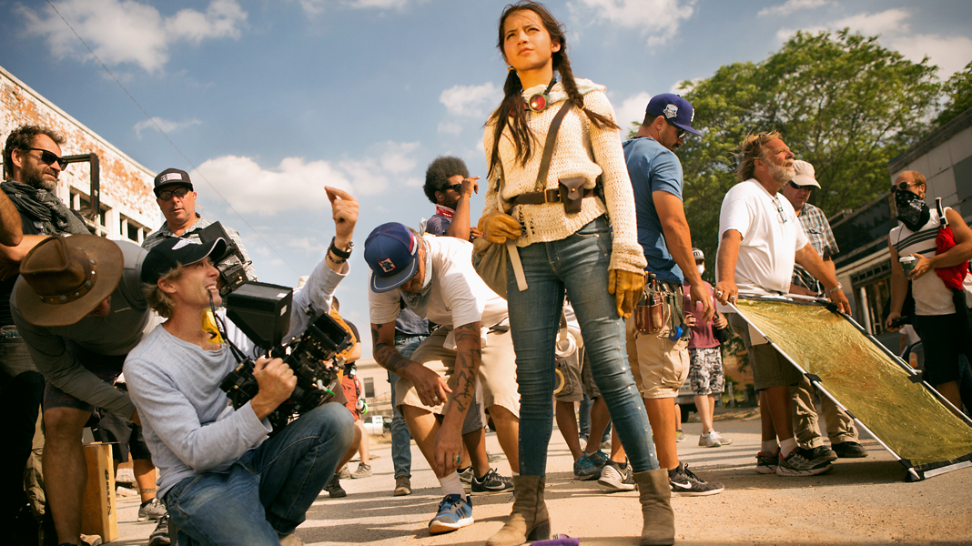 Michael Bay e Isabela Moner virão ao Brasil para promover Transformers: O Último Cavaleiro