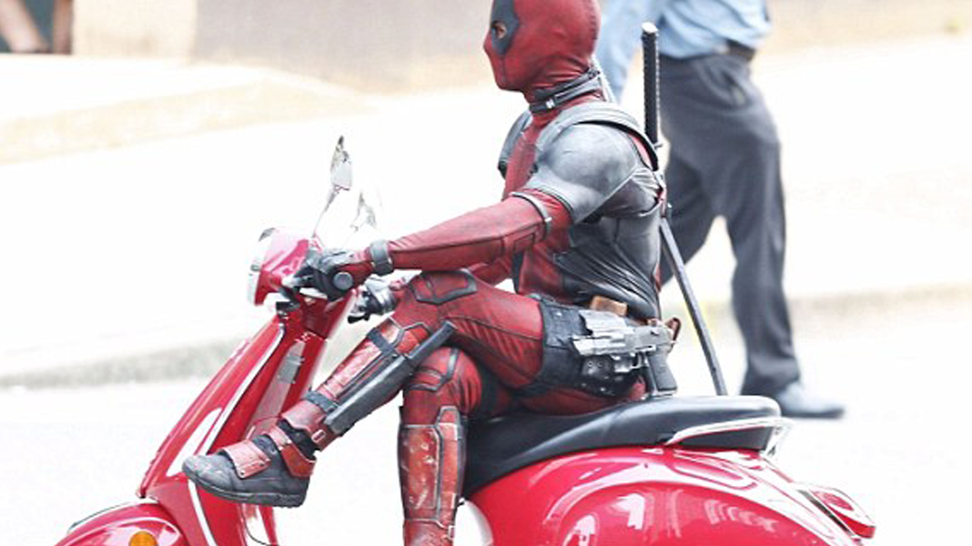 Deadpool 2 | Imagens dos bastidores mostram o herói pilotando uma scooter