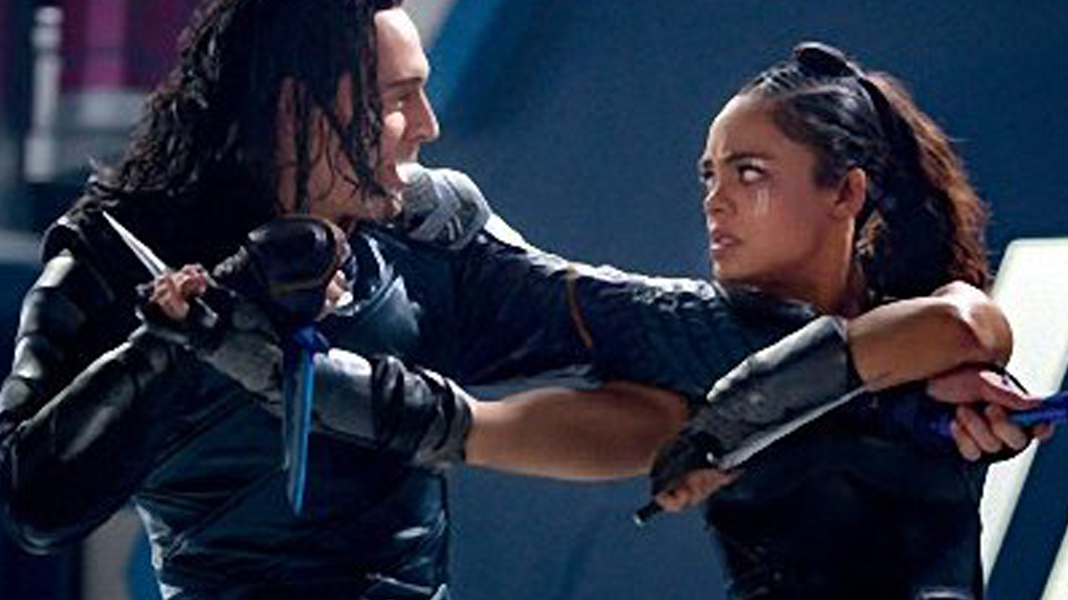 Thor: Ragnarok | Nova imagem mostra luta entre Loki e a Valquíria