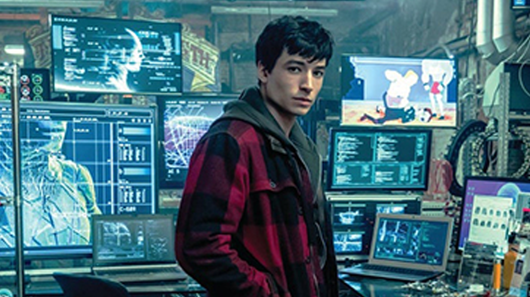 Liga da Justiça | Barry Allen está em seu "covil" em nova imagem do filme