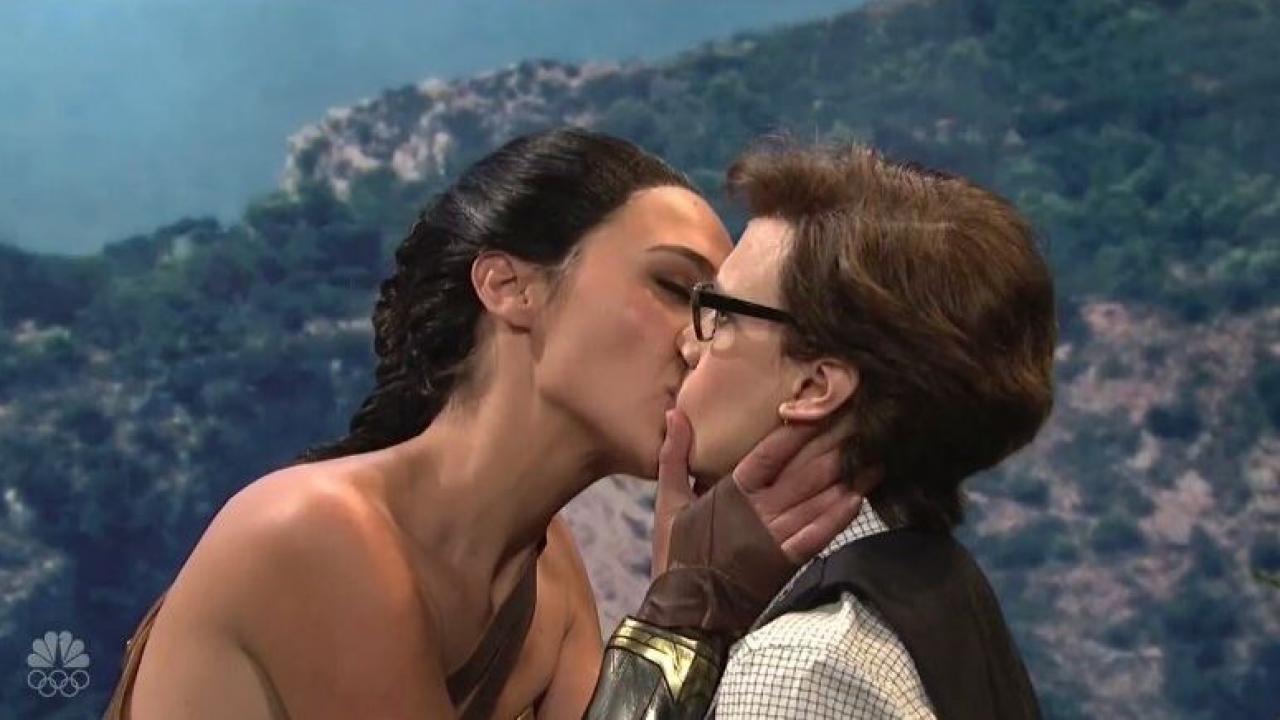 Mulher-Maravilha | Gal Gadot dá beijo lésbico vestida como a personagem