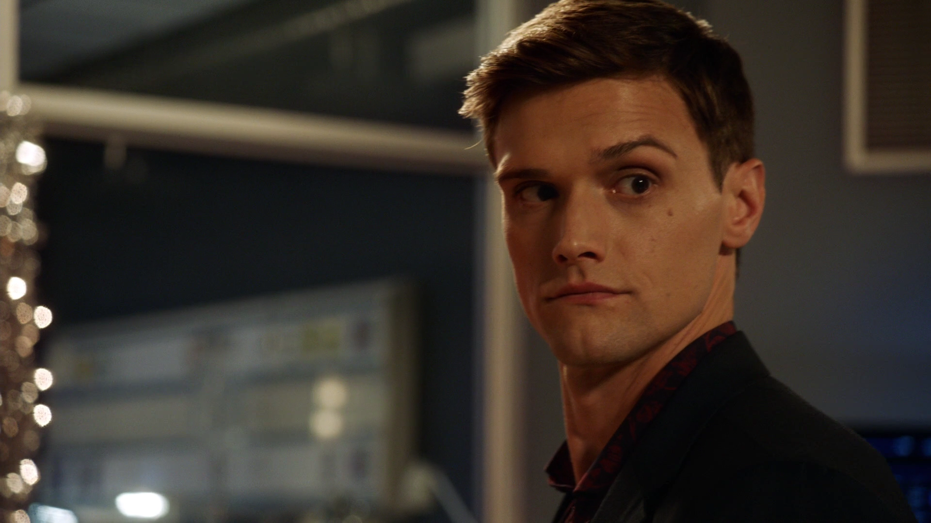 Trailer do próximo episódio de The Flash revela a volta de um antigo vilão e Ralph como defensor de Central City