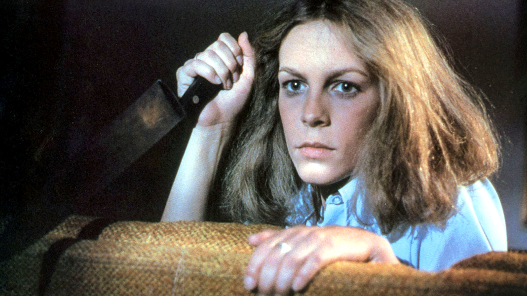 Halloween | Imagem do set mostra Jamie Lee Curtis caracterizada como Laurie Strode