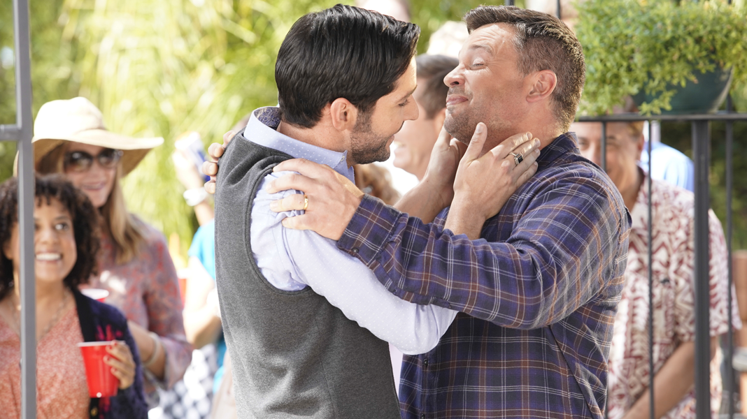 Lucifer | Lúcifer e Cain continuam com seu casamento falso em imagens do próximo episódio