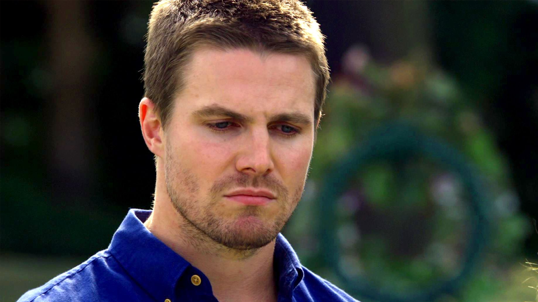 Arrow | Sinopse e vídeo do próximo episódio mostra que Oliver Queen está sozinho