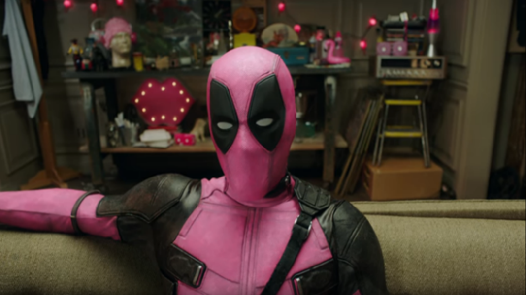 Deadpool | Herói veste uniforme cor-de-rosa para pedir doações para campanha contra o câncer