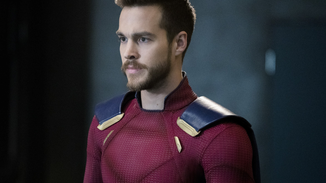 Supergirl | Mon-El aparece com novo uniforme em fotos do próximo episódio