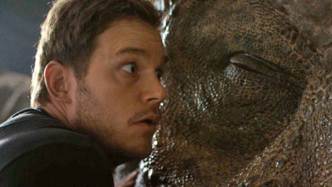 Jurassic World: Reino Ameaçado | Chris Pratt aparece em vídeo inédito hilário do filme