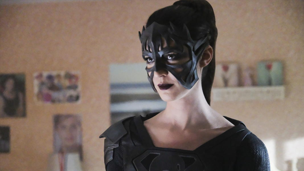 Supergirl | Régia aparece sem máscara em imagens do próximo episódio