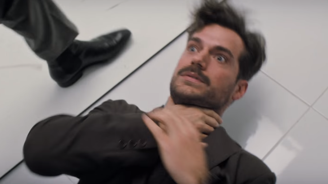 Missão: Impossível - Efeito Fallout | Henry Cavill e Tom Cruise quebram tudo em luta eletrizante no banheiro