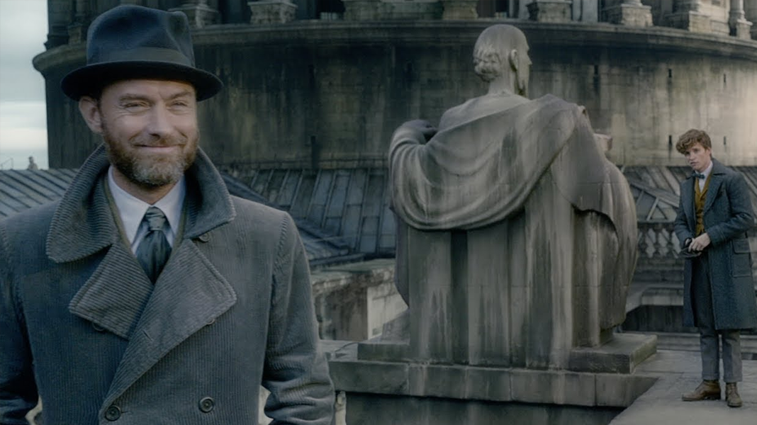 Animais Fantásticos: Os Crimes de Grindelwald | Nova foto mostra o Newt ao lado de um adorável bebê Pelúcio