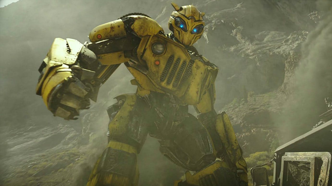 Bumblebee | Nova foto do filme mostra o Autobot relaxando no sofá
