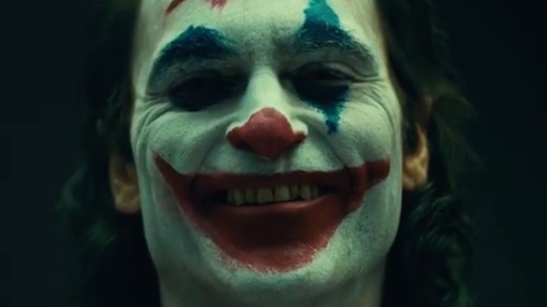 Coringa | Novas imagens mostram Joaquin Phoenix vestido de palhaço