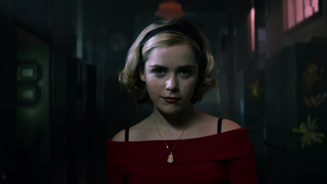 O Mundo Sombrio de Sabrina | Bruxinha mostra que é a rainha das trevas e da escola em novo trailer da série