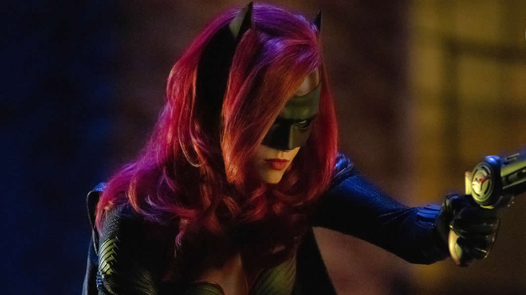 Elseworlds | Batwoman aparece em ação em novo clipe do crossover