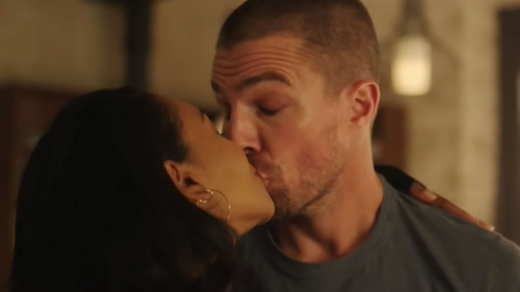 Elseworlds | Oliver Queen beija a Iris em teaser do crossover do Arrowverso