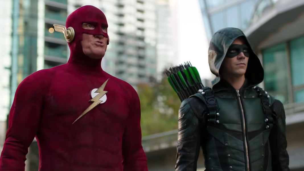 Elseworlds | Batwoman, Flash dos anos 90 e Superman com uniforme preto são destaques em novo trailer do crossover