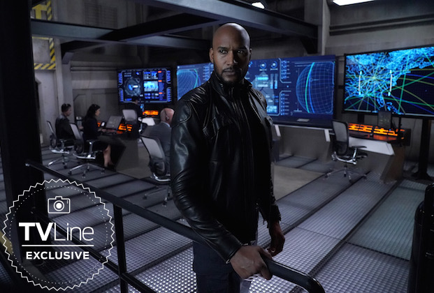 Agents of SHIELD | Primeira imagem da sexta temporada da série revela o novo diretor da agência