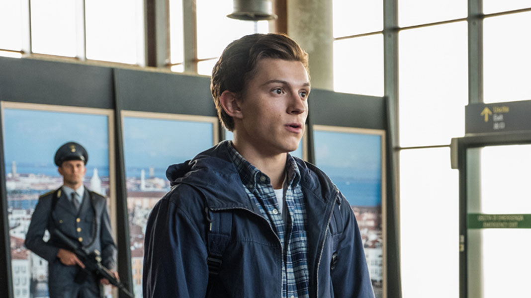 Homem-Aranha: Longe de Casa | Peter Parker tem problemas com a alfândega em nova imagem do filme