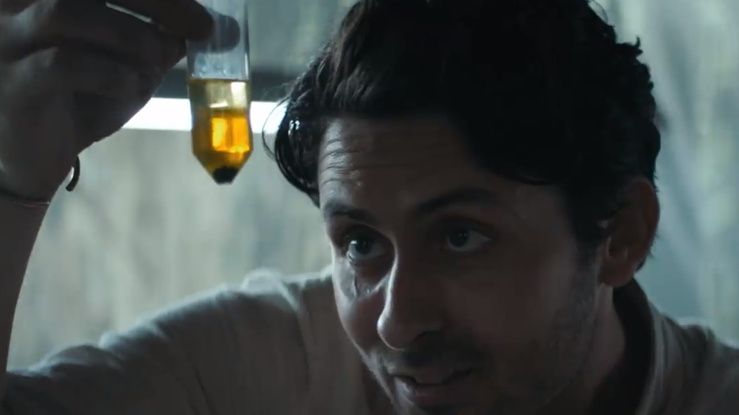 Monstro do Pântano | Alec Holland e Abby Arcane encontram substância suspeita em novo teaser da série