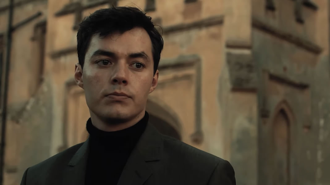 Pennyworth | Thomas Wayne aparece em primeiro trailer da série