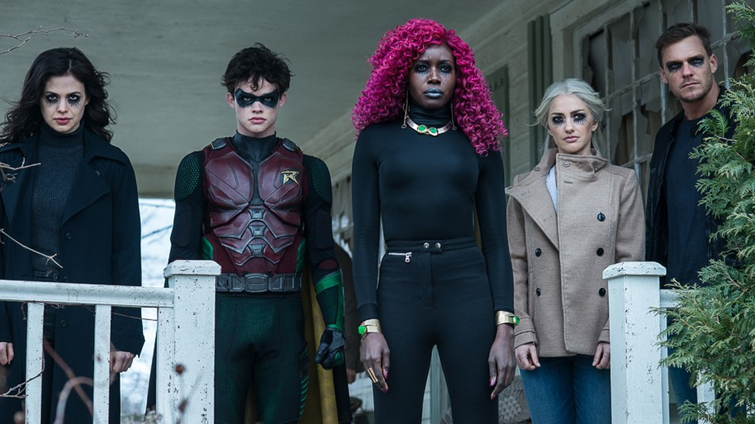 Titãs | Fotos do primeiro episódio da 2ª temporada mostra os heróis sendo controlados por Trigon