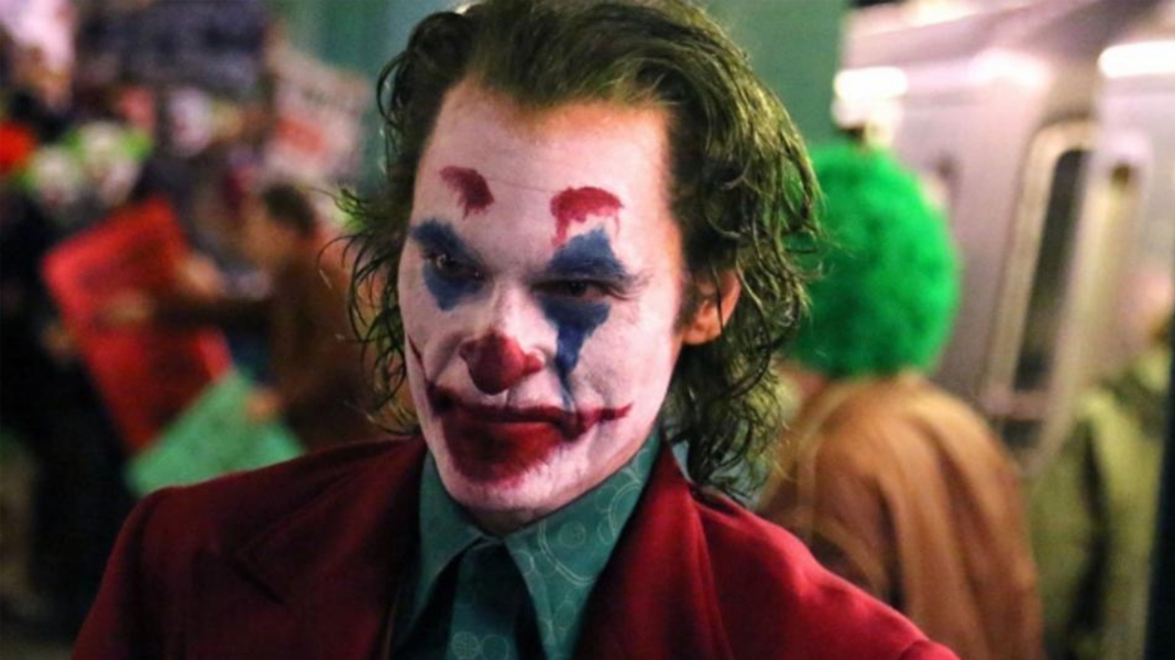 Coringa | Diretor fala sobre a ausência do Batman na história de origem do vilão