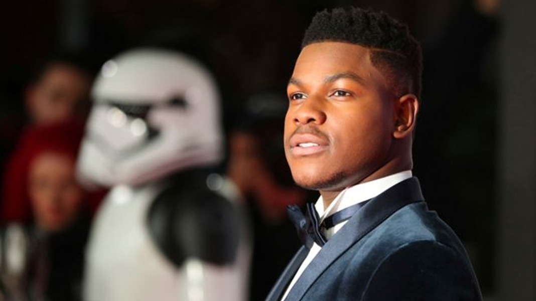 John Boyega admite que seu roteiro de Star Wars: A Ascensão Skywalker foi vendido no eBay
