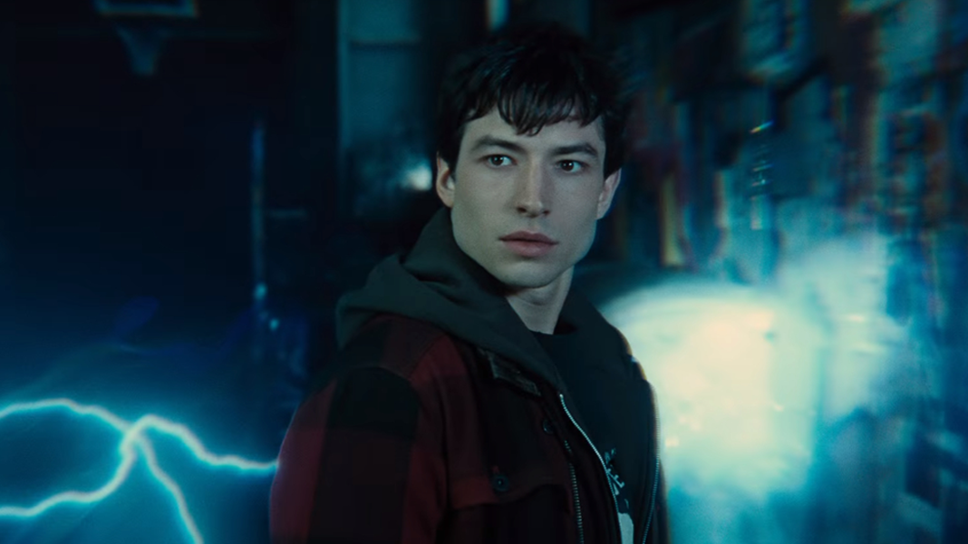 Ezra Miller, o Flash, enforca uma fã no meio da rua