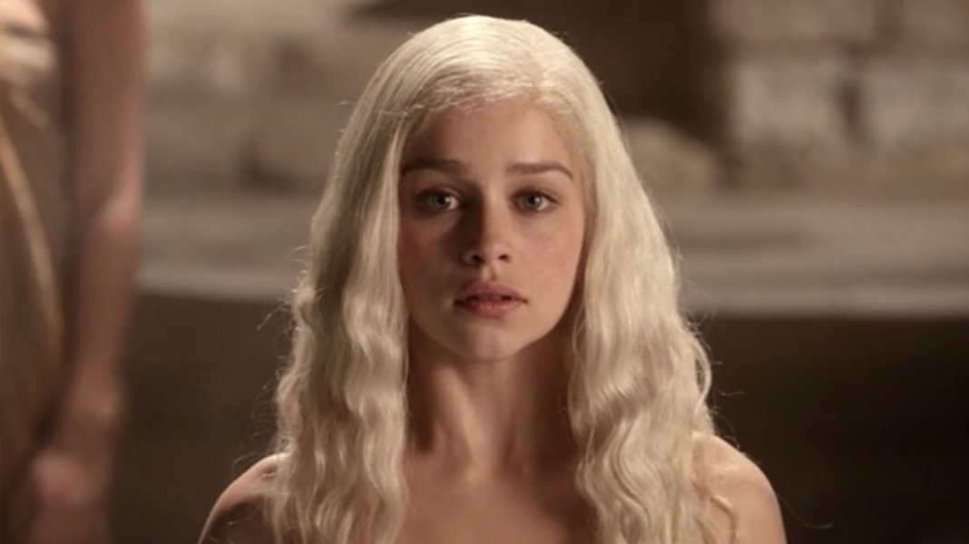 Game of Thrones | Emilia Clarke diz que foi pressionada a fazer cenas de nudez na série