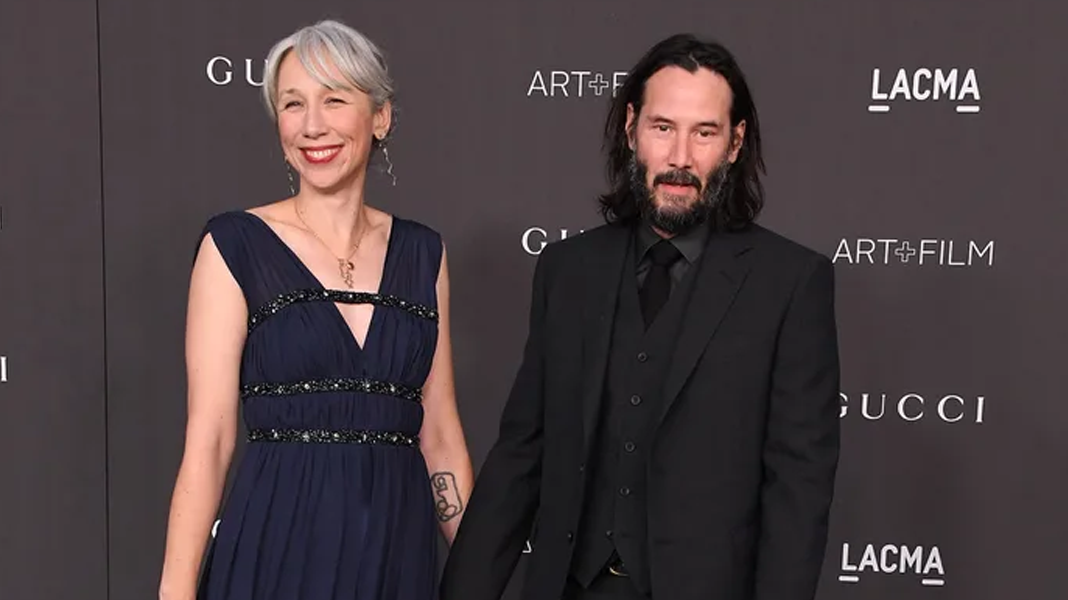 Keanu Reeves aparece pela primeira vez em um tapete vermelho com sua namorada