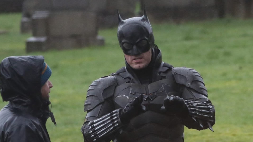 Traje do novo Batman aparece completo em imagem dos bastidores